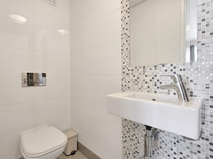 2 Bedroom Property for Sale in Vredehoek Western Cape